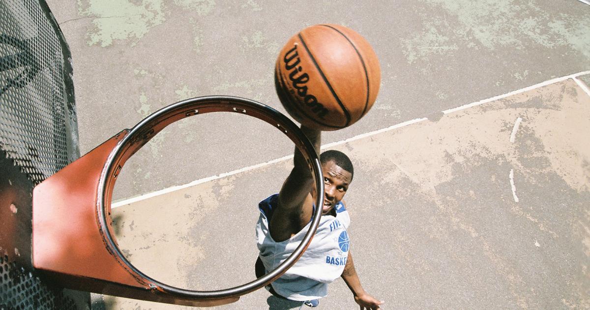 Cesta de basquete em um campo de jogos de bairro em nova york